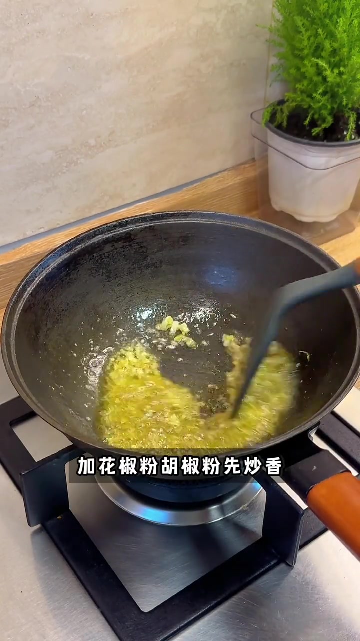 感谢我妈!酸辣开胃的泡椒牛肉米线,全家都爱吃!