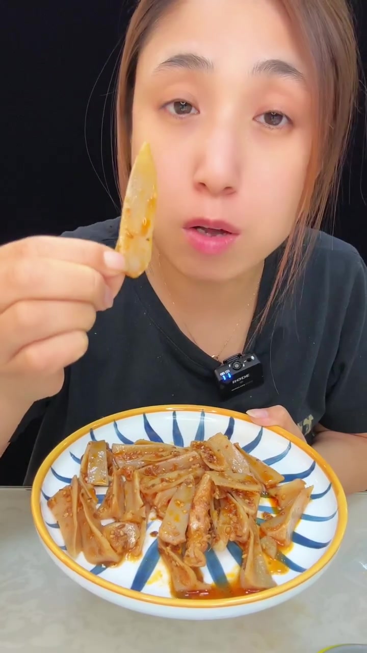 处于鸡胸肉部位的脆骨
