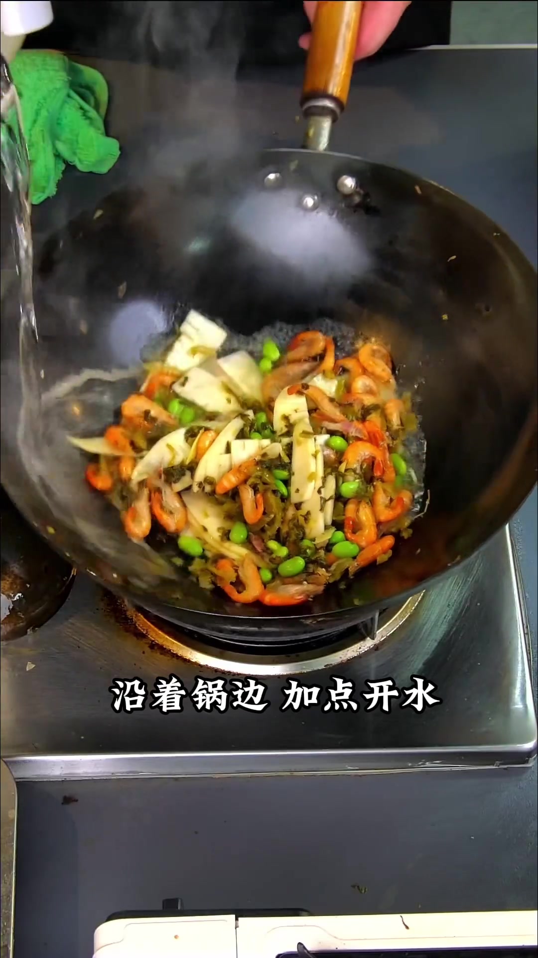 江浙沪的家常菜，雪菜冬笋煮河虾，鲜的不得了！