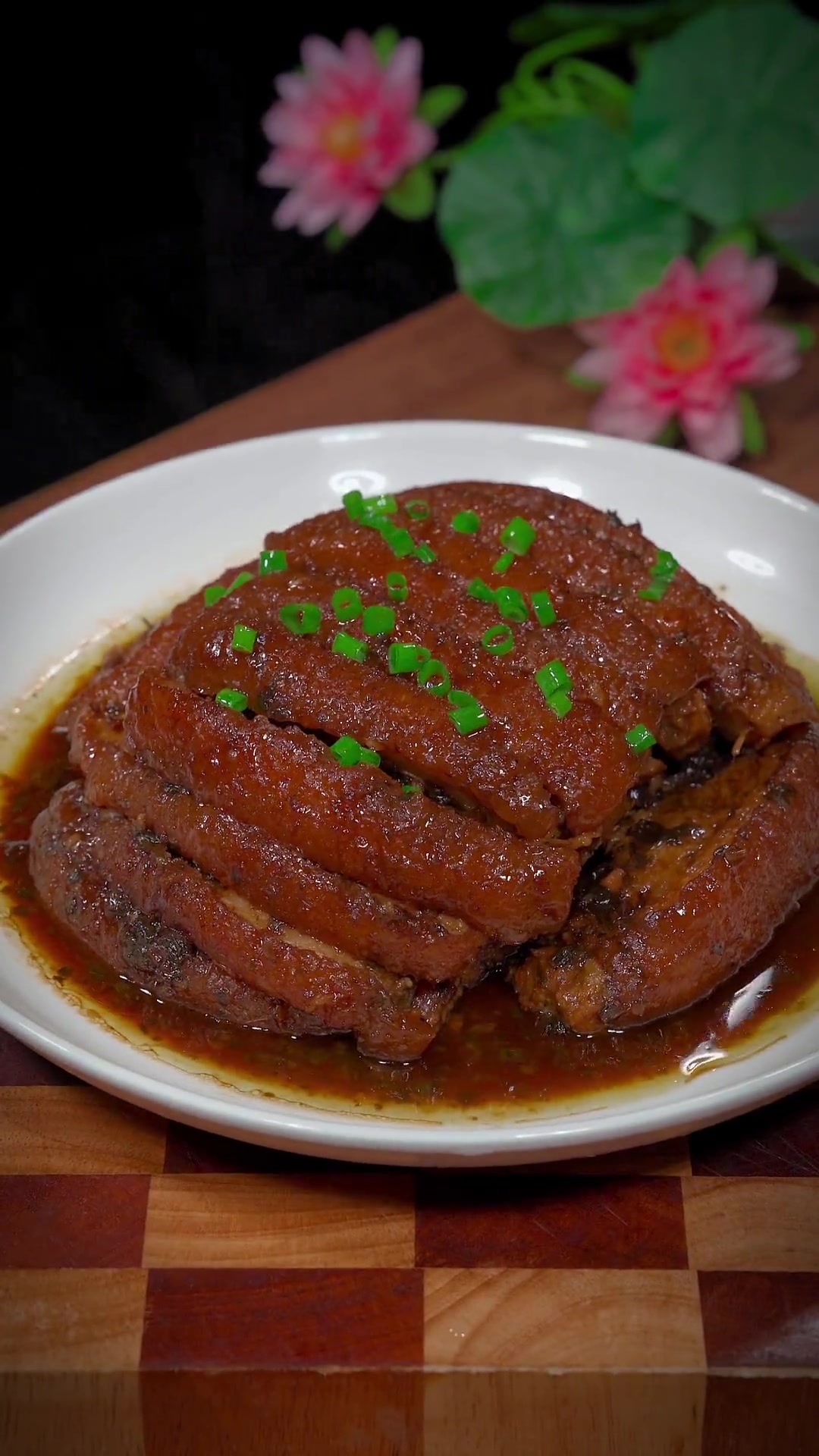 经典名菜梅菜扣肉，广大宴席必备菜品，其实做法很简单你一看就会