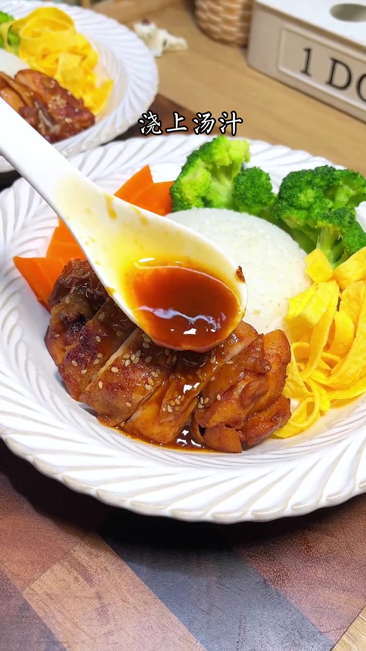 孩子放假了,一日三餐还是要变着花样来,天热了简单做个奥尔良鸡腿饭,自己做的干净卫生孩子爱吃