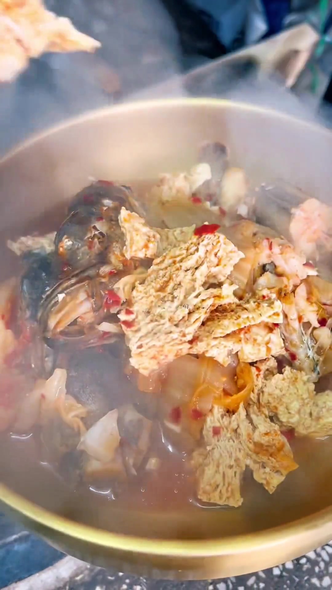 朝鲜族铸铁锅明太鱼炖冻豆腐，放辣白菜，不过油不煎正宗！