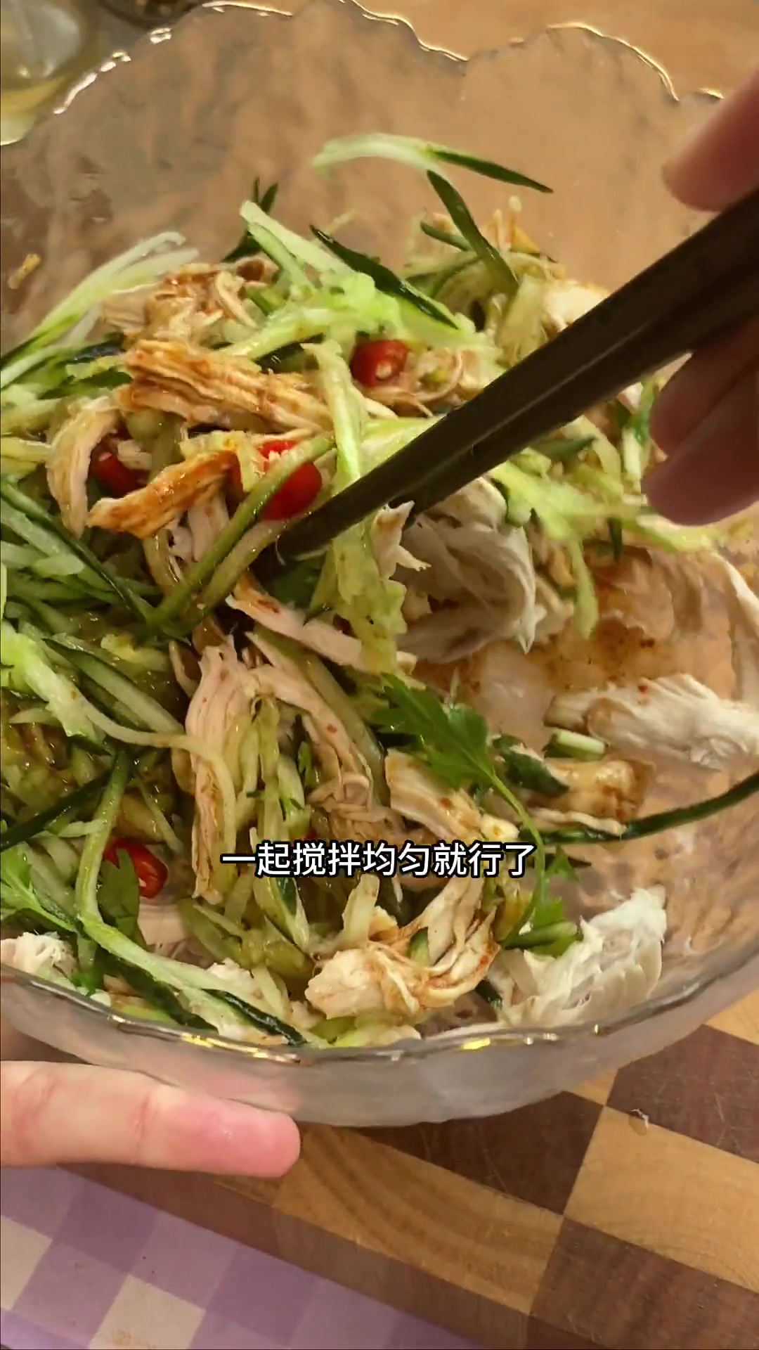 瘦30斤夏天必备!低卡香辣凉拌鸡丝,黄瓜丝鸡胸肉绝配