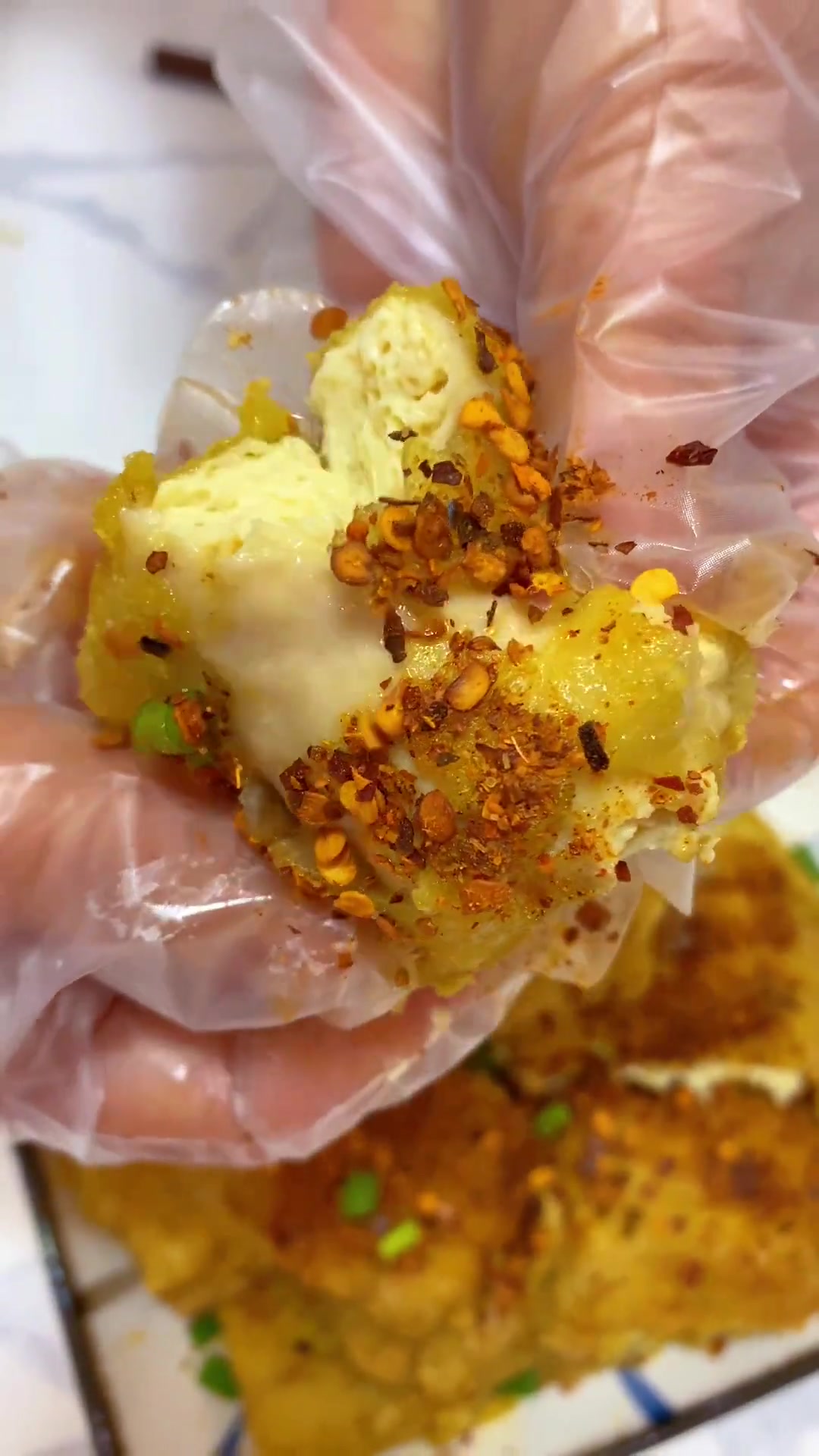 冬吃油炸臭豆腐配小酒,外酥里嫩闻臭吃香超安逸