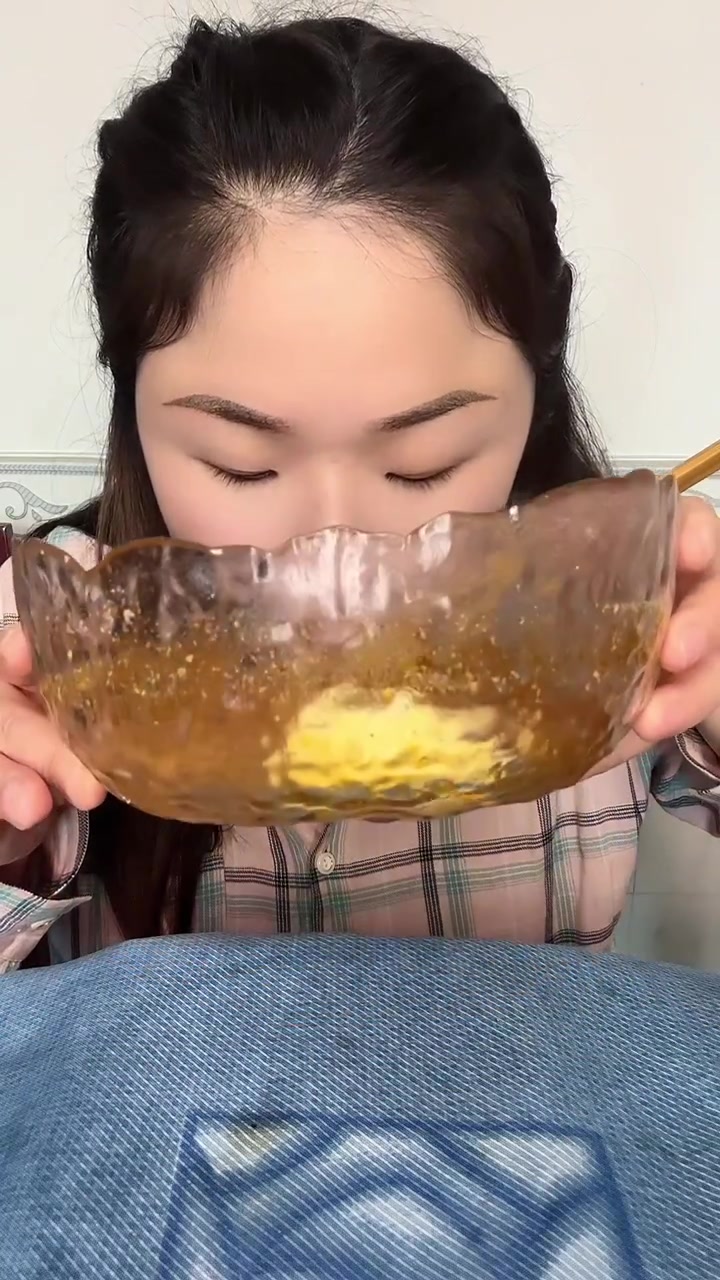 泡椒牛肉方便面，以前都不敢尝试，今天煮了还挺好吃的
