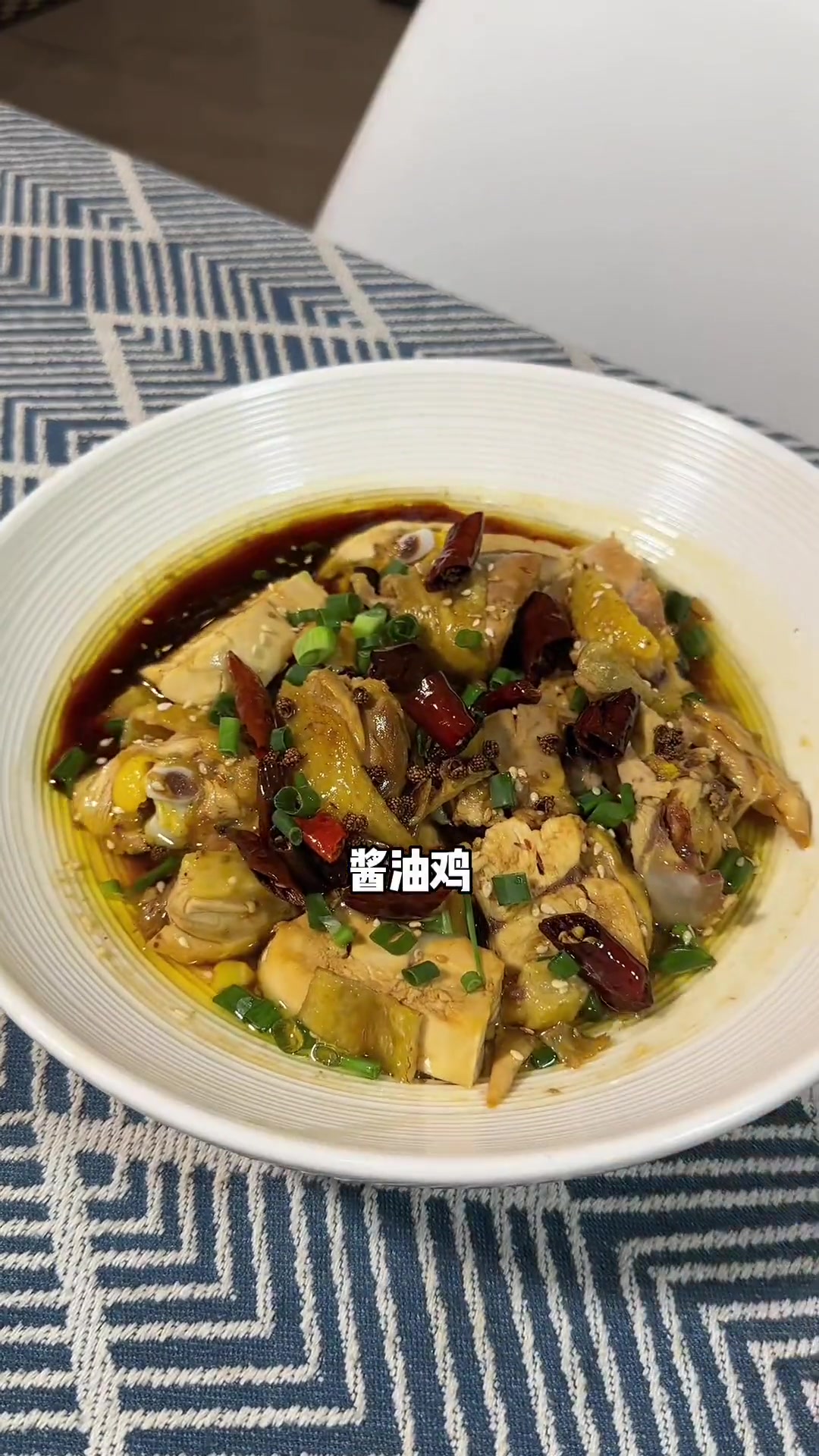 作为云南人，谁能拒绝这一道酱香浓郁的“酱油鸡”，做法超级简单，好吃的根本停不下来～