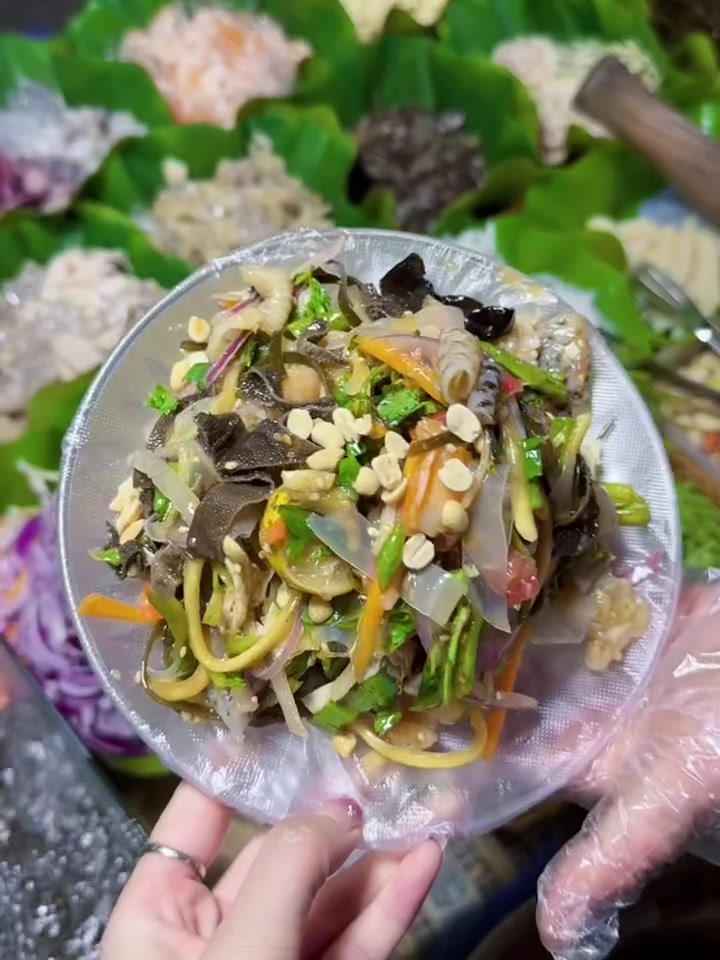 来西双版纳第一顿必然是夜市的凉拌菜好吃的勒