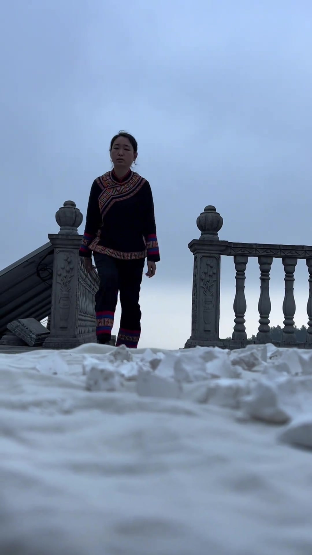 天气越来越冷了,又到了吃糍粑的季节,今天我们做蕨根糍粑吃