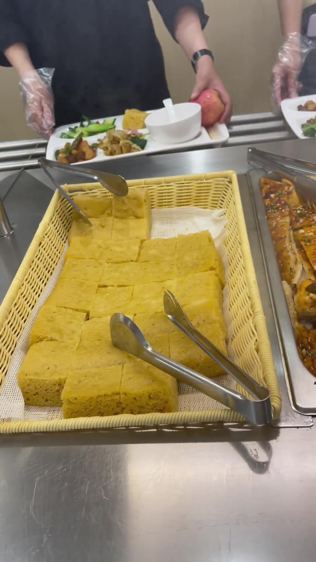 今天好热呀!本想想点外卖凉皮的,看食堂菜单也有那就去食堂吃好啦!