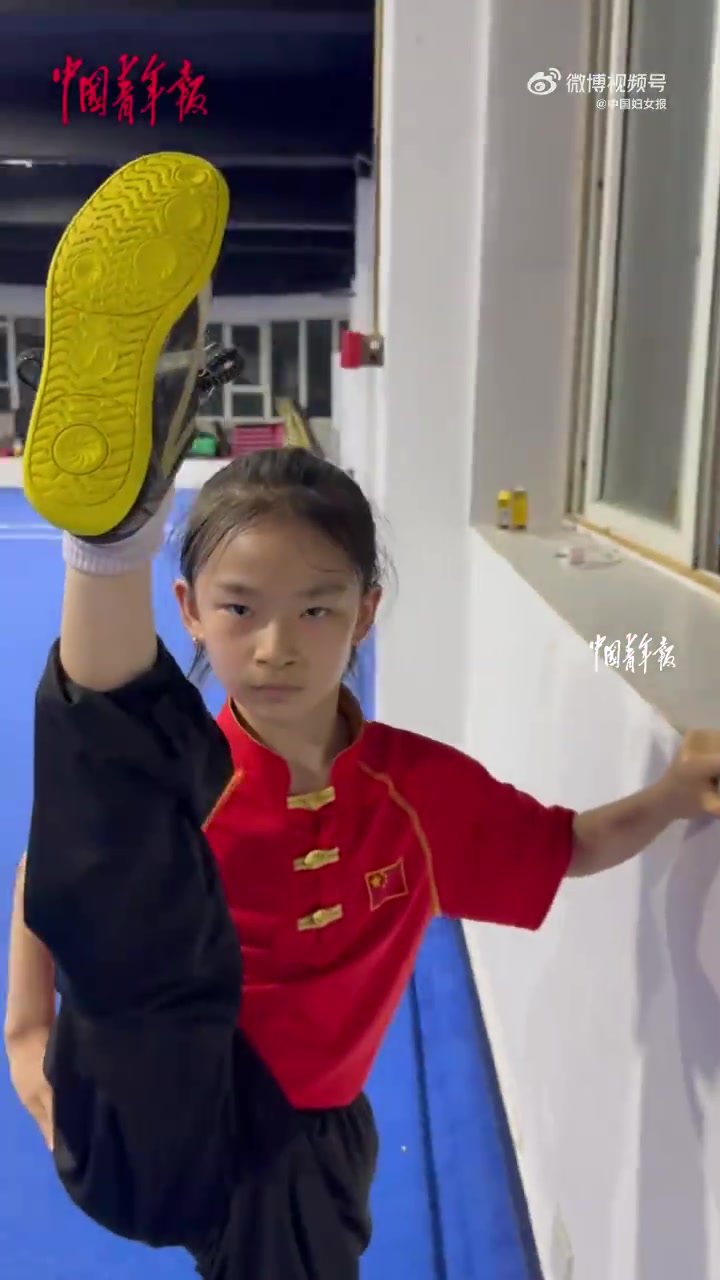 眼神坚毅，力量满满！近日，四川内江一名小女孩习武练功，7岁就有8块腹肌，还展示了自己的手臂