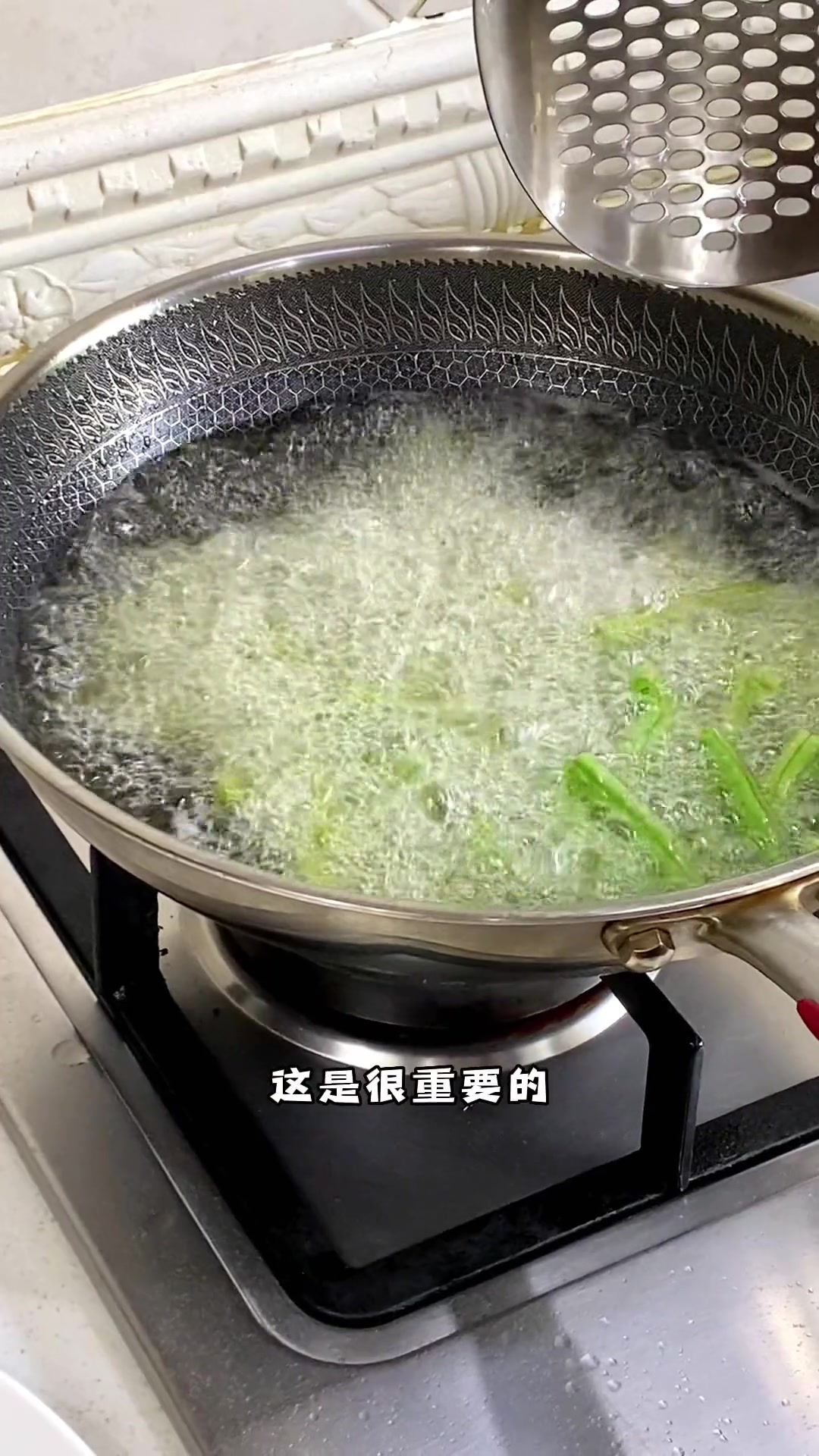 鳞虾炒四季豆,都说四季豆油盐不进很难做的入味,你看我怎么做的入味