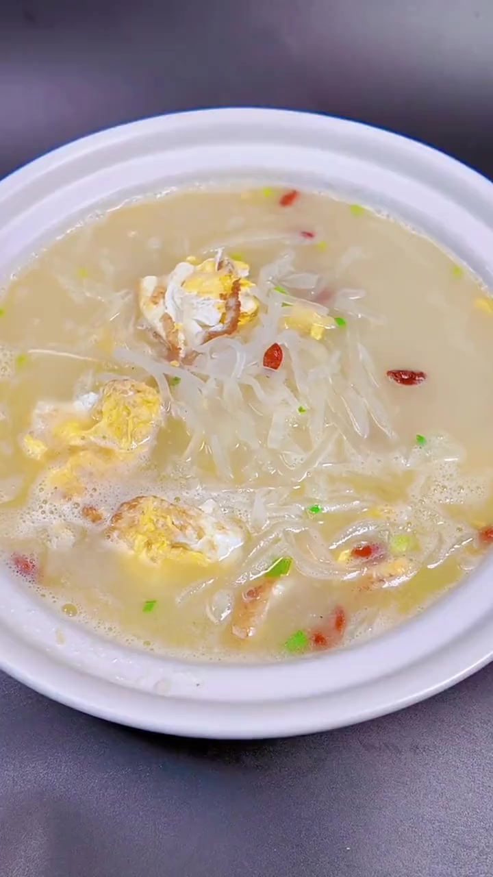 今天我们来做一道鸡蛋萝卜汤!