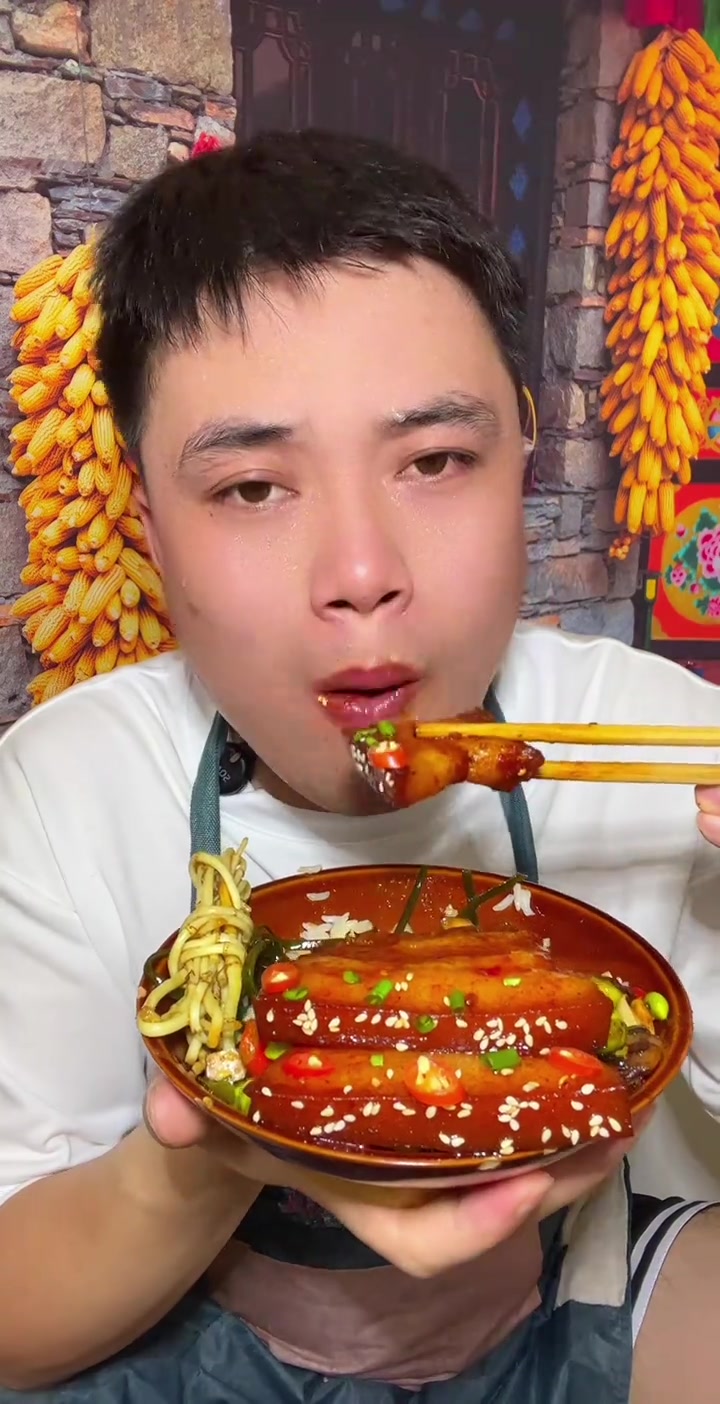 做了一个多小时，大夏天做饭太热了，今天红烧大刀肉，炸小黄鱼，折耳根，油焖茄子，都是好吃的下