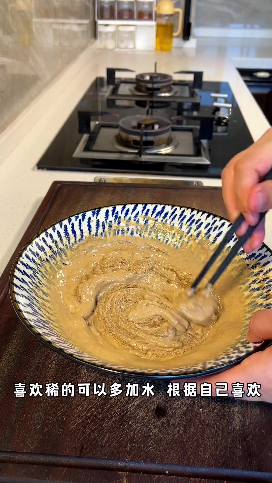 相信看完这个视频，再吃火锅你再也不用去买蘸料了。自己做的蘸料不仅味道鲜美，关键还经济实惠