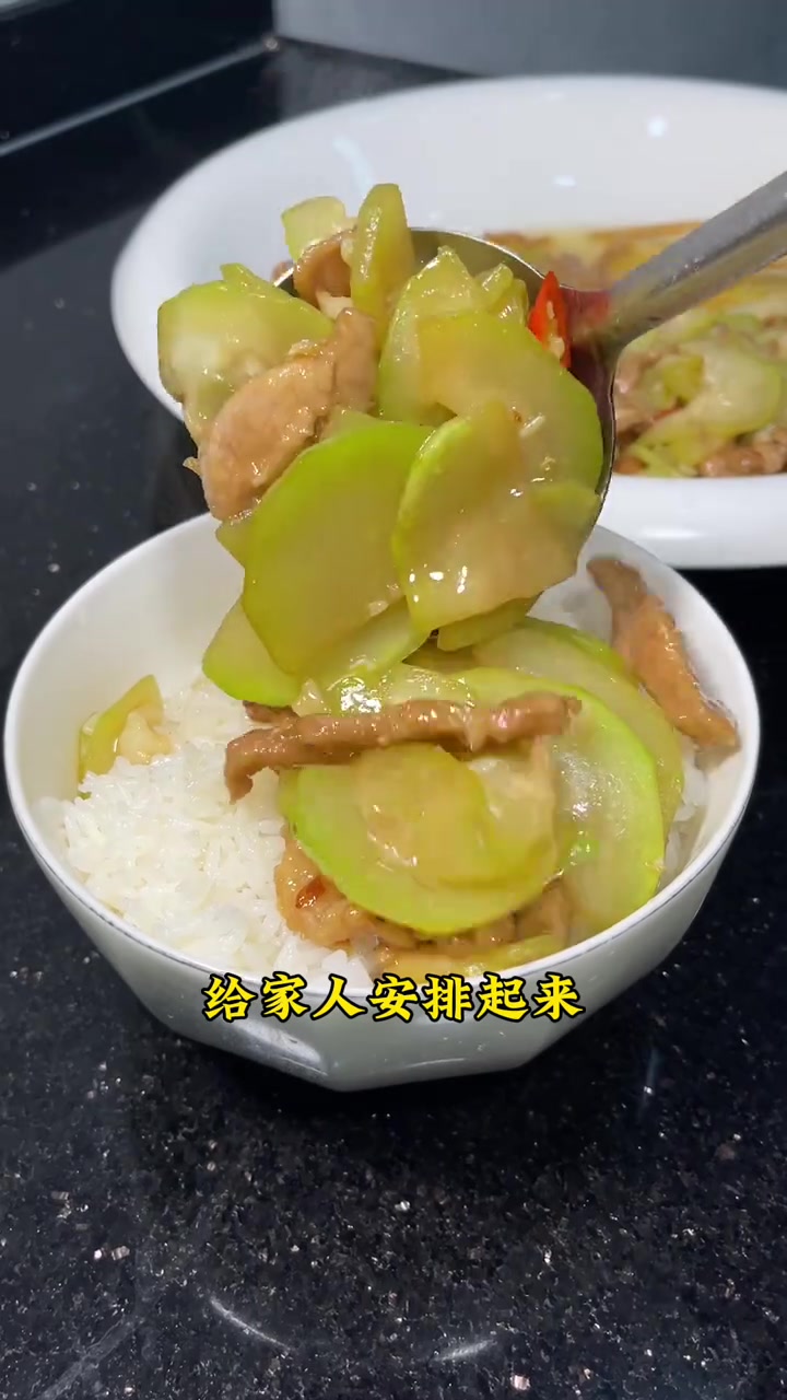 家常菜,夏天安排这道西葫芦炒肉丝,做法简单,鲜嫩入味又下饭