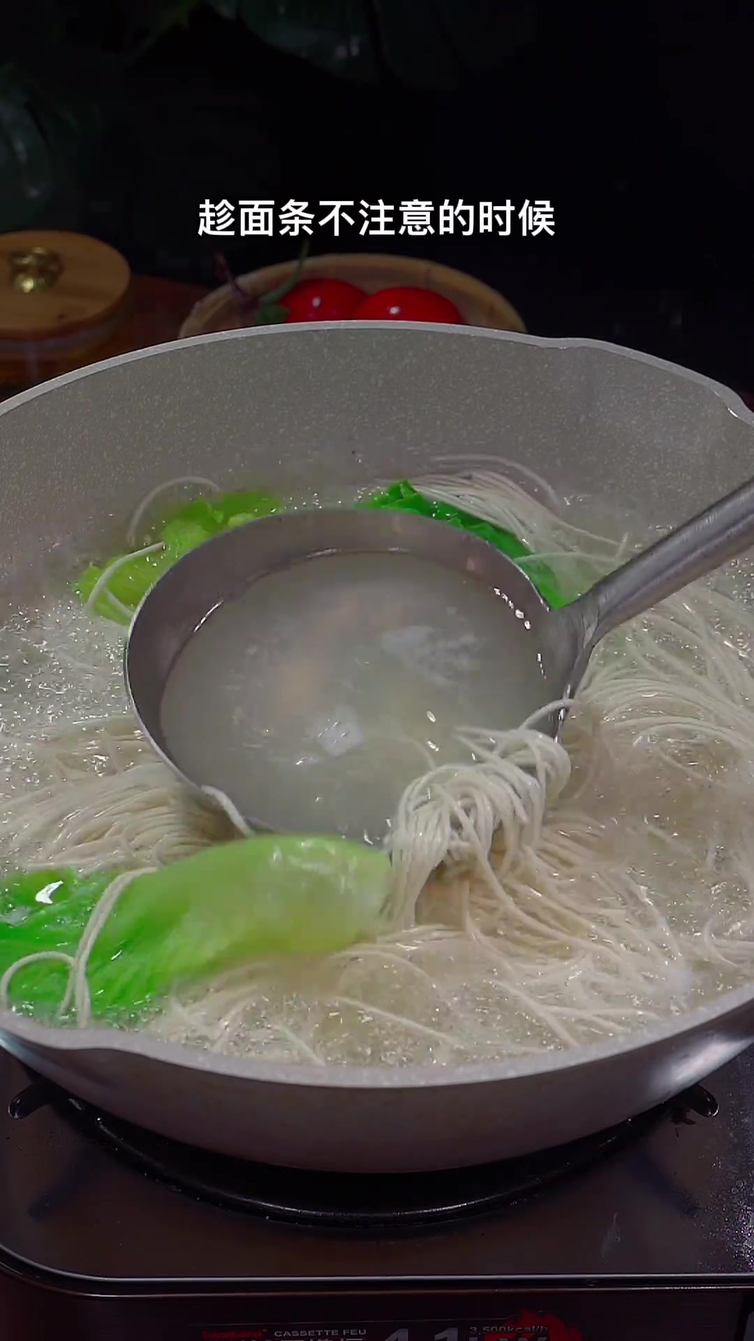 不想做饭的时候,试试这个2分钟搞定的葱油汤面,做法简单,营养美味,太好吃了