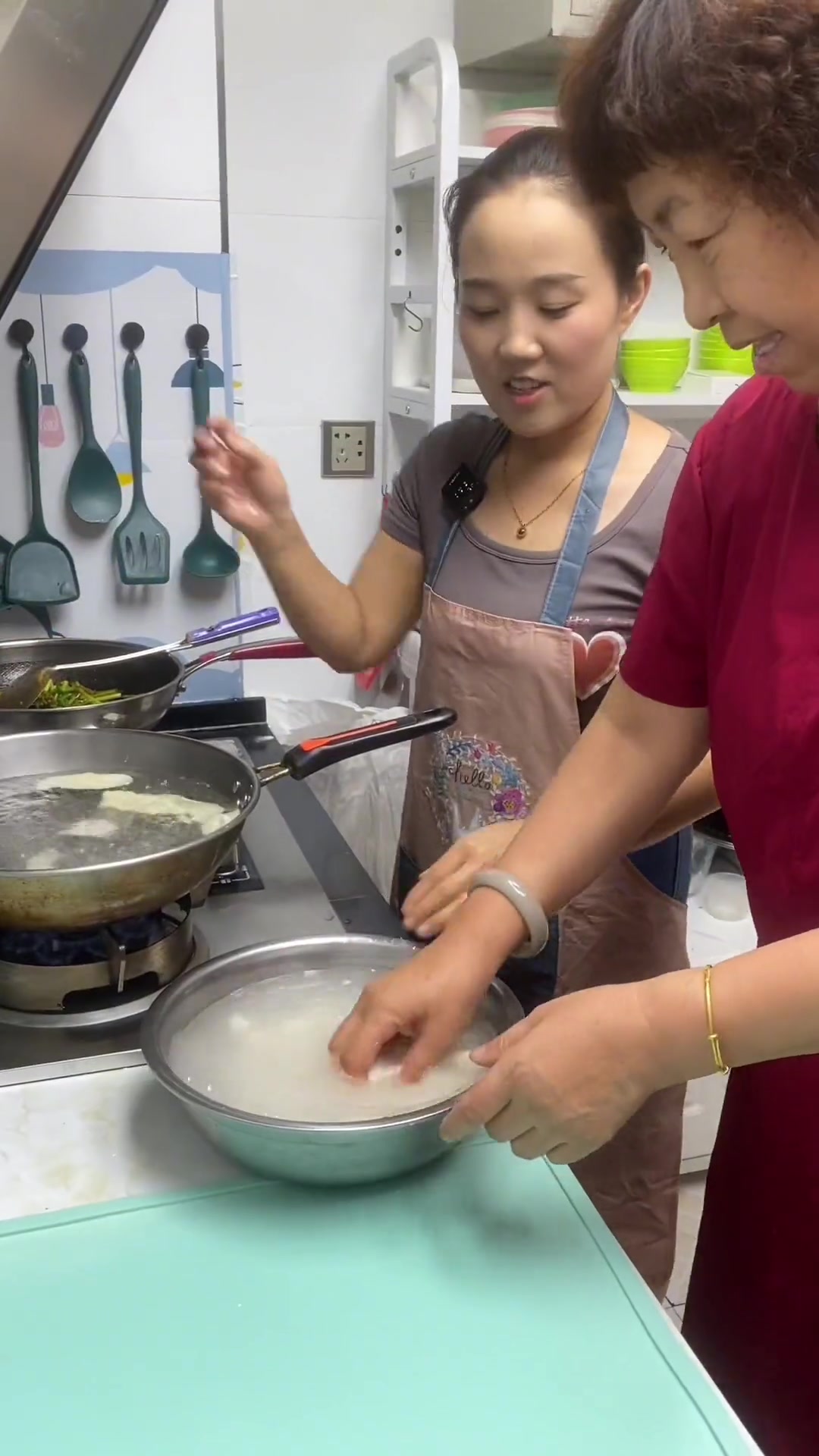 天热没胃口,来一碗炒猫耳朵开开胃