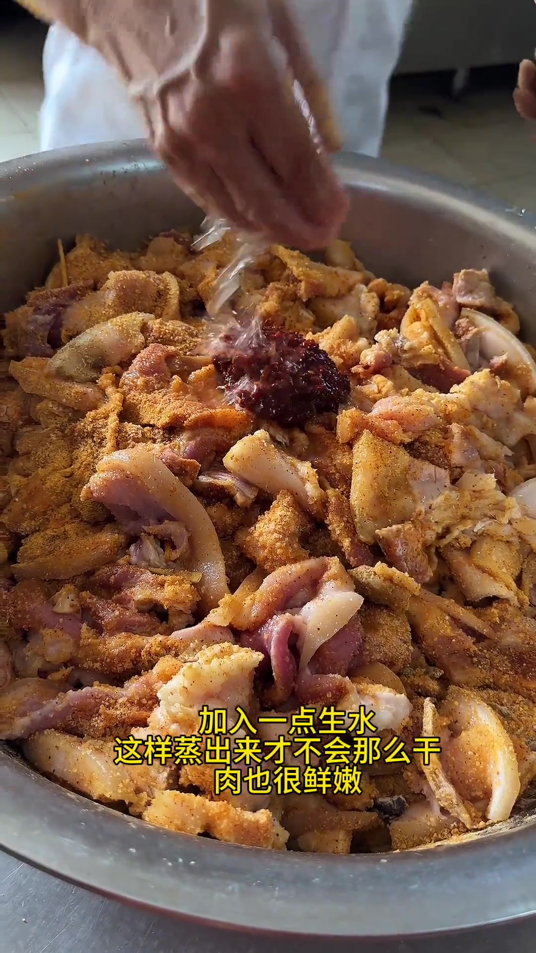 今日分享一道食堂蒸菜,粉蒸肉,做法简单,只需要掌握腌肉小技巧,这样蒸出来的肉软糯咸香,不油
