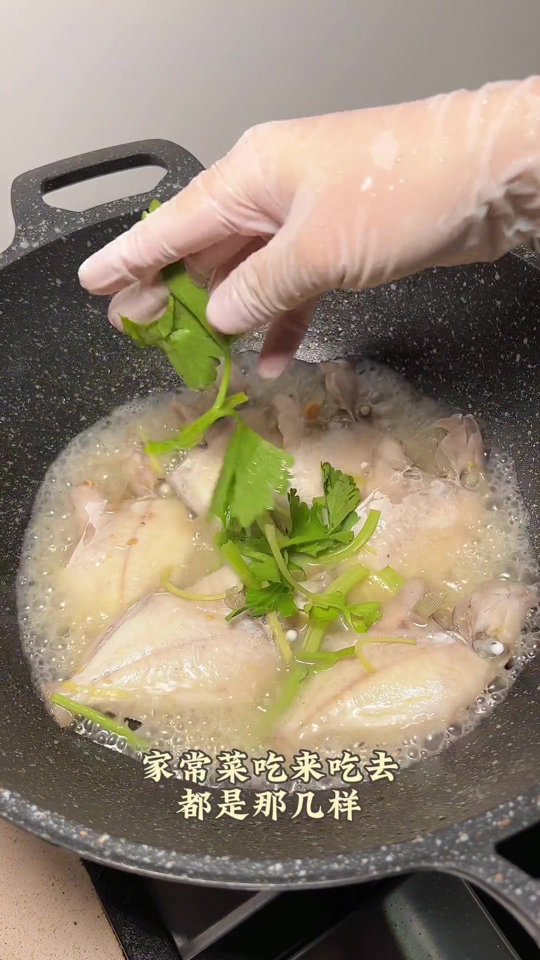 潮汕家庭的四菜一汤,今天用老母鸡炖了一锅汤做花胶鸡汤,太好喝了