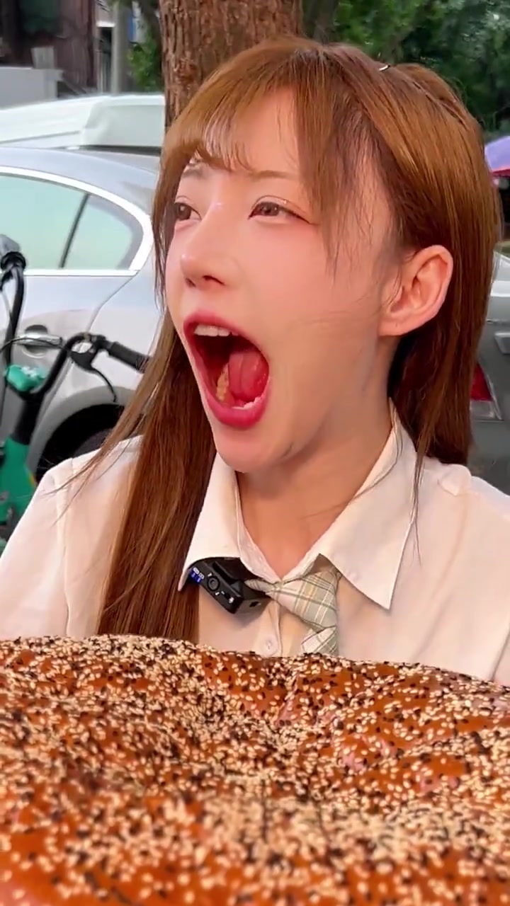 挑战吃巨型炸鸡大汉堡~这吃起来也太过瘾了！