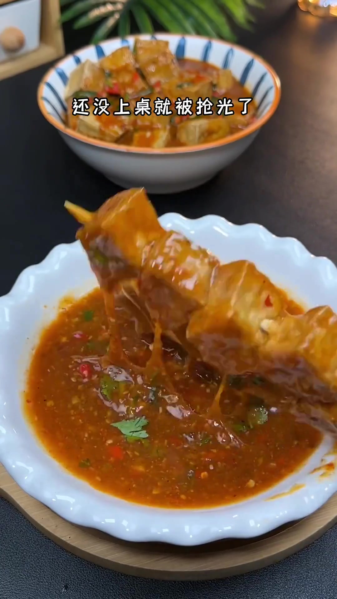 学会了这个小吃街的臭豆腐，你也可以出去摆摊啦，一咬满口爆汁，太香了