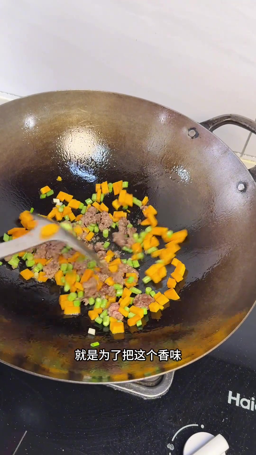 适合一岁多宝宝的南瓜焖饭,推荐搭配其他蔬菜或肉类,做法简单