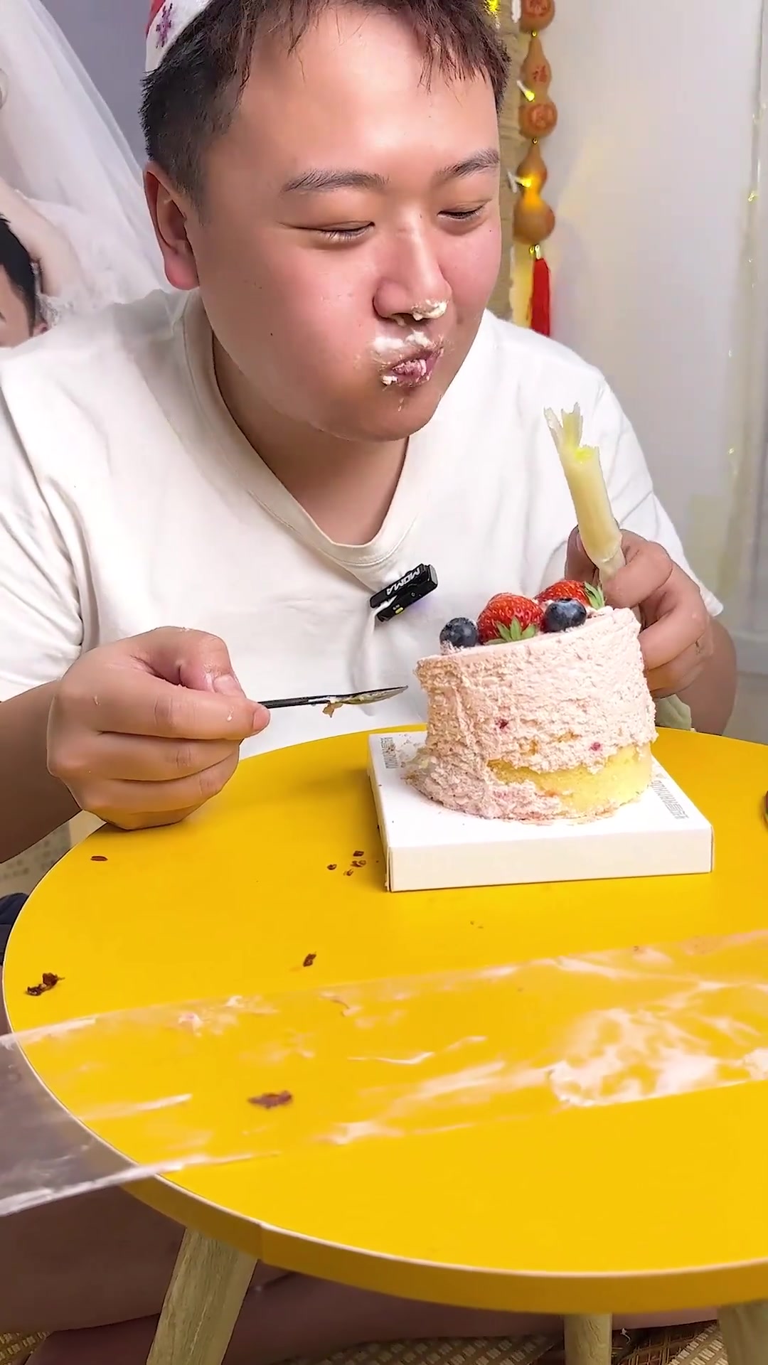 蛋糕配大葱这不就是圣诞氛围吗!烤鸡没买到窑鸡也嘎嘎好炫啊~
