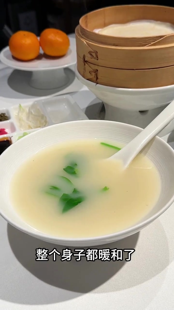 老北京经典烤鸭店,四季民福还是挺值得推荐的,但是要早点来排队～