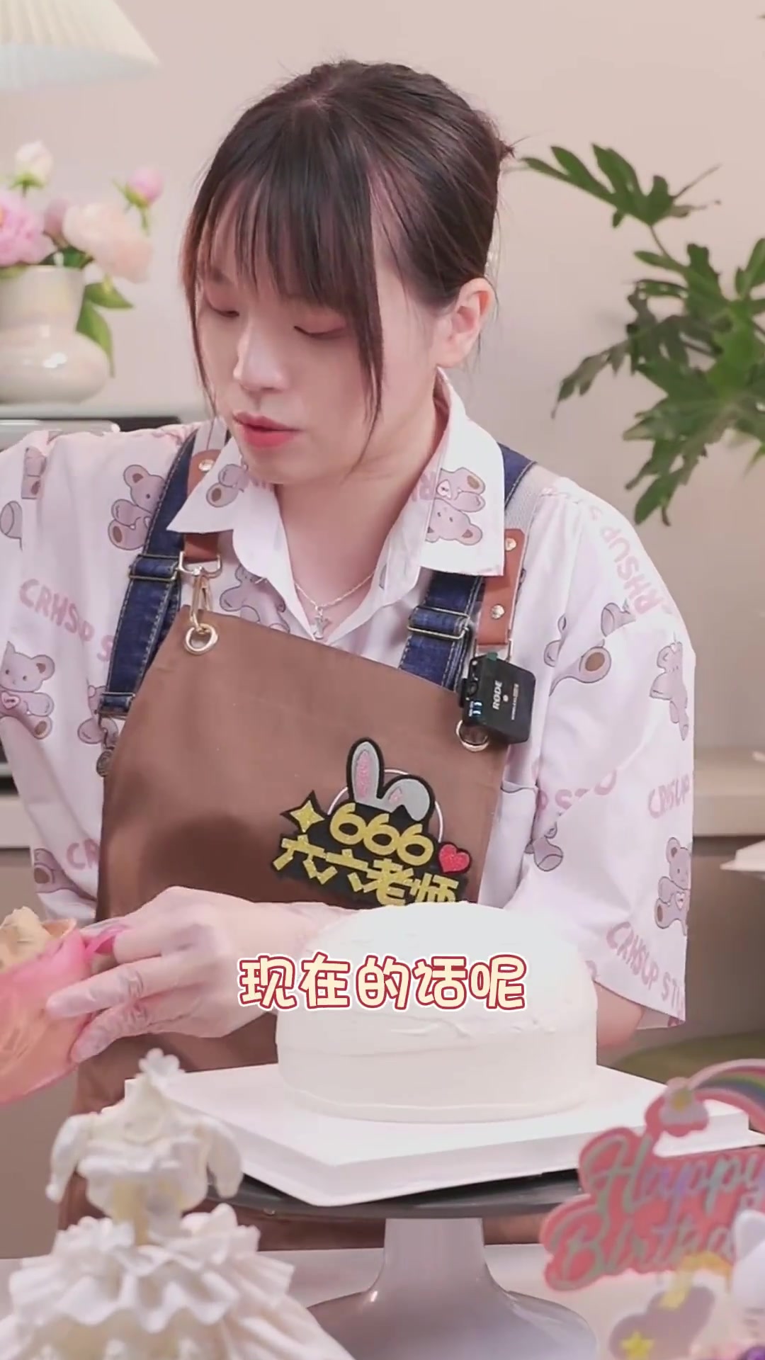 小朋友肯定特别爱!可可爱爱的造型汉堡小熊蛋糕,一个视频教你学会弧形蛋糕胚的抹面技巧,学会了
