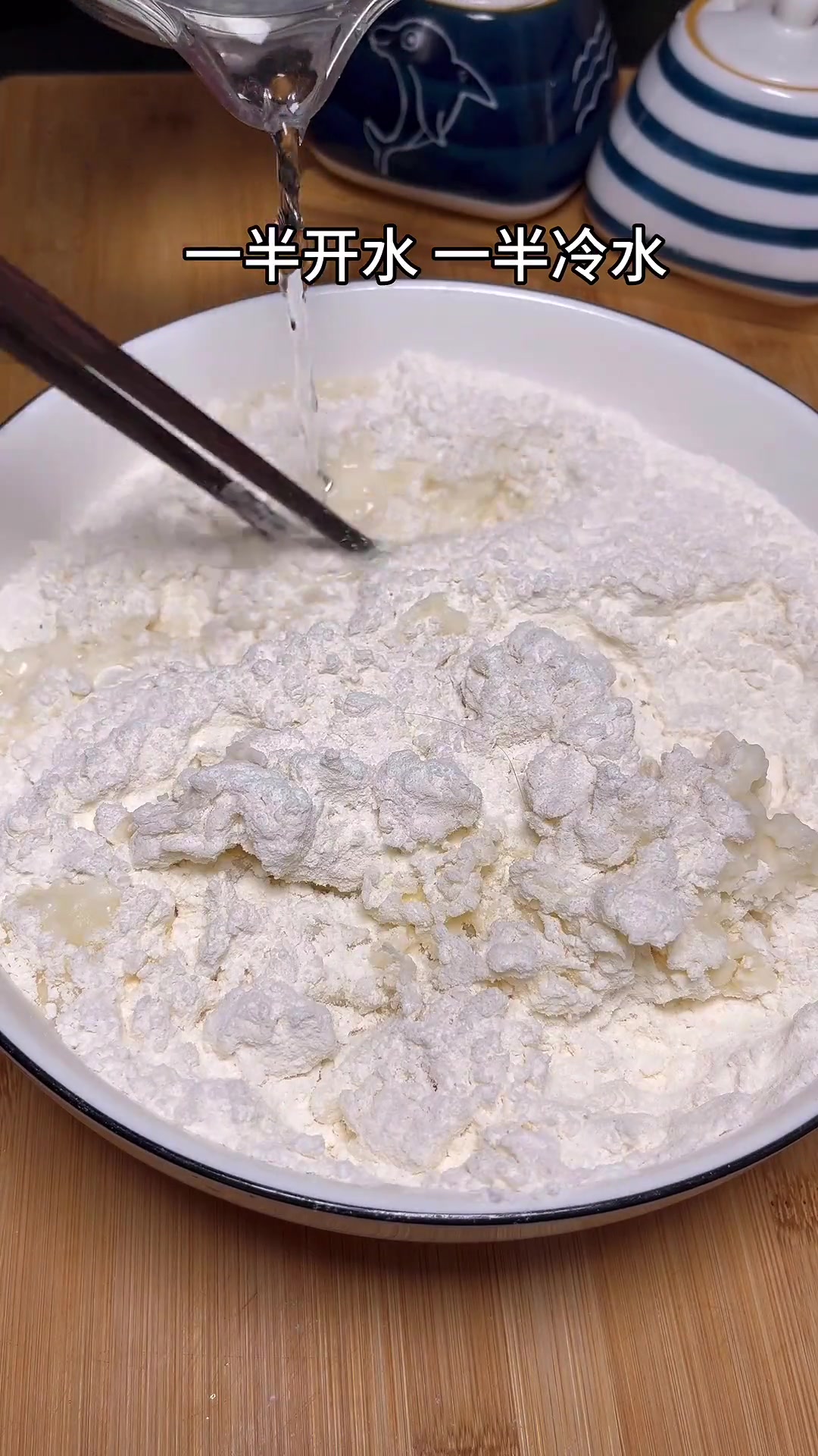 大家要的韭菜鸡蛋馅儿饼教程来咯,这样做的馅儿饼,皮薄馅儿多,凉了也不硬,别提有多香了,你也