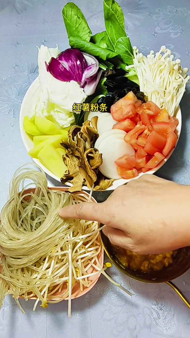 自煮火锅，蔬菜汤哈哈改成小火锅，这样做既简单又方便，关键还好吃，自己做的干净又卫生，全家吃