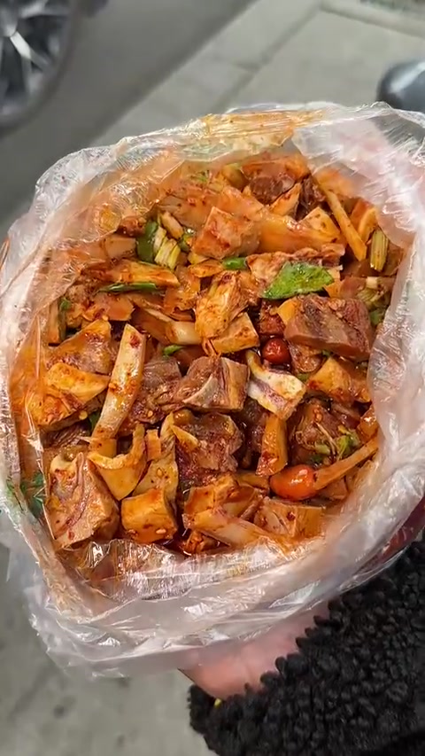 成都走街串巷30年的王鸡肉，麻麻辣辣，60一斤，香味诱人