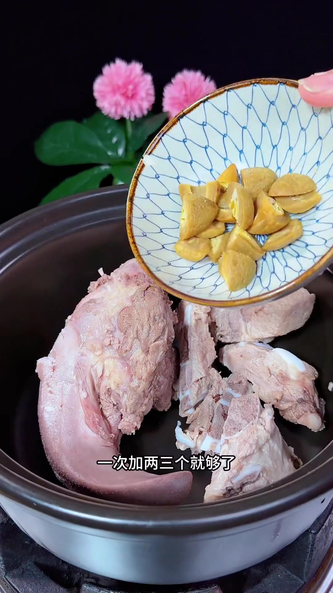 淡淡的橄榄香扑鼻而来，不加任何调料，咸橄榄不管炖什么汤，都非常清甜！