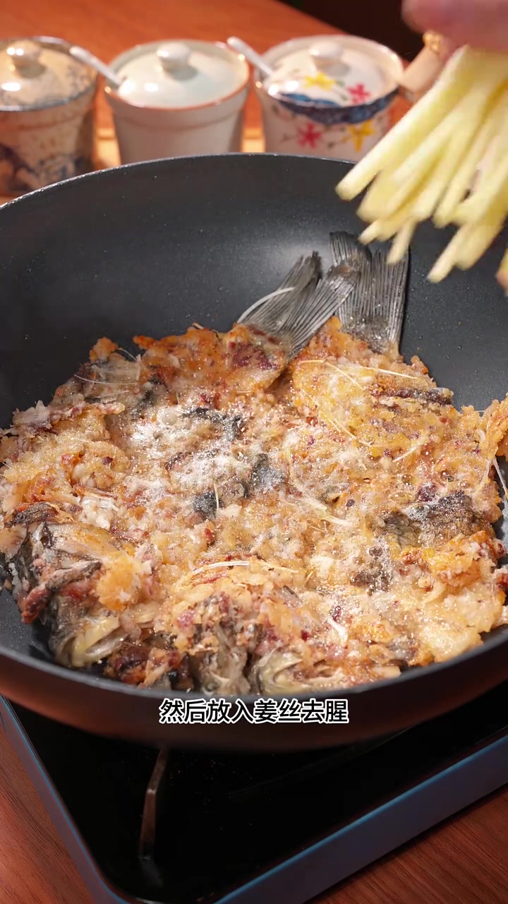 告诉大家一个秘密 在家做鲫鱼汤 如果您直接下锅就煮 那你第一步就错到姥姥家了 难怪做出来的