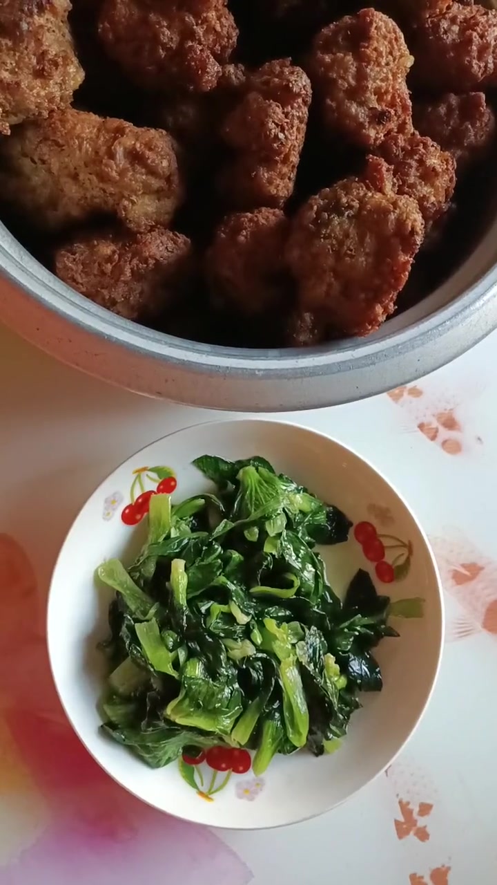 今天中饭吃啥?炒青菜肉圆安排上!
