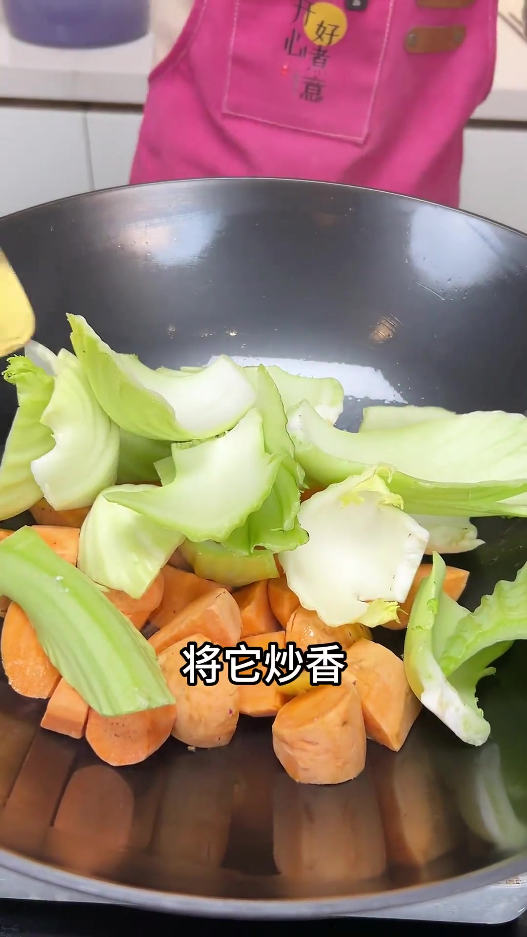 做芥菜番薯煲烧骨,简单又暖身