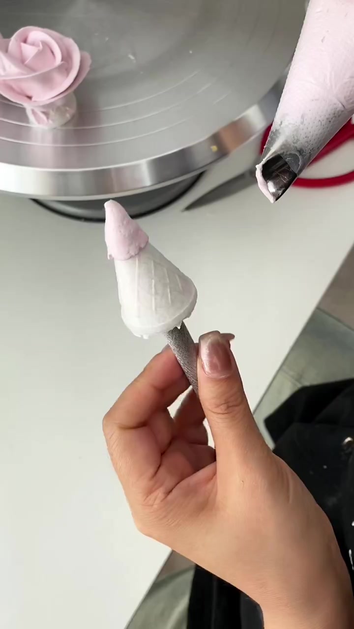 蛋糕店的奶油玫瑰花是怎么做的呢?