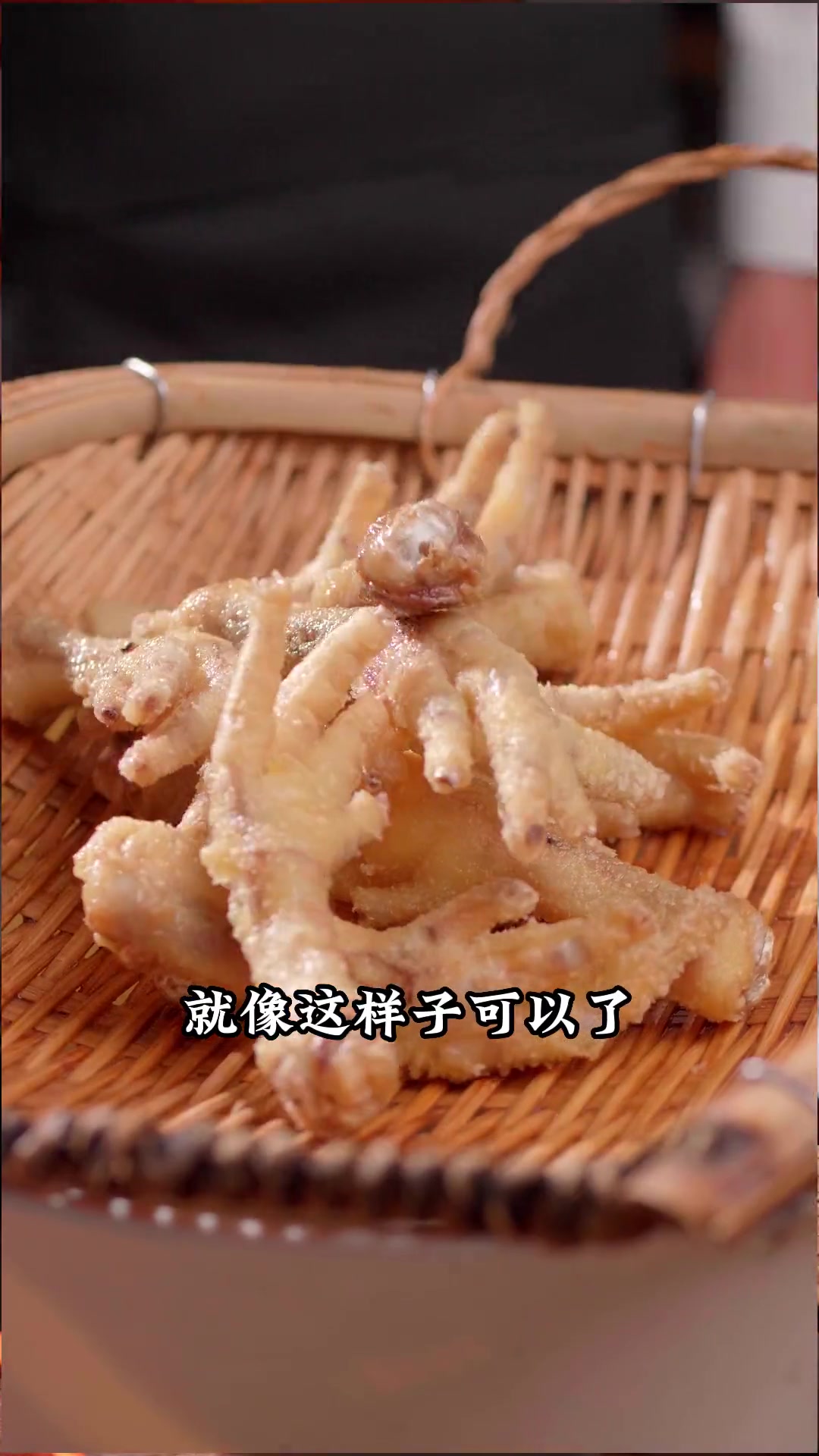 这样吃真是绝绝子了!鸡爪香糯入味,一呡脱骨,卤汁泡着方便面,相当馋人啊!