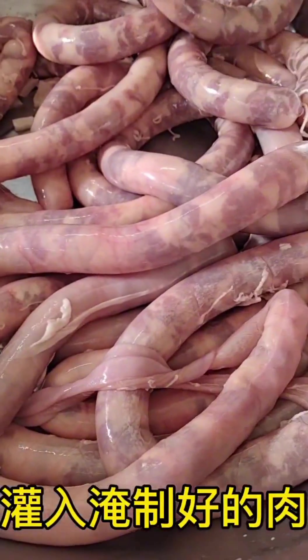 湖南手工香肠配方来了,10斤肉90克盐、白糖90克,胡椒粉、五香粉各50克,最重要的要放适
