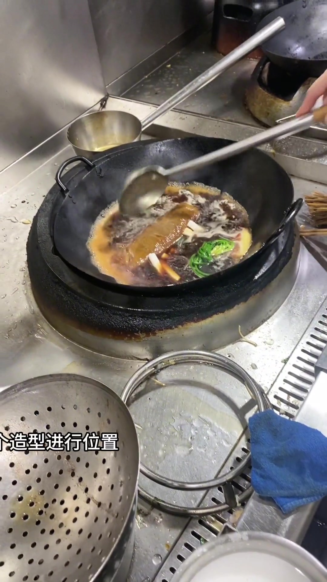 虾籽大乌参,致敬经典,上海本帮菜代表作品,鲜香味美,参糯软口,葱香味足,营养价值丰富,老少