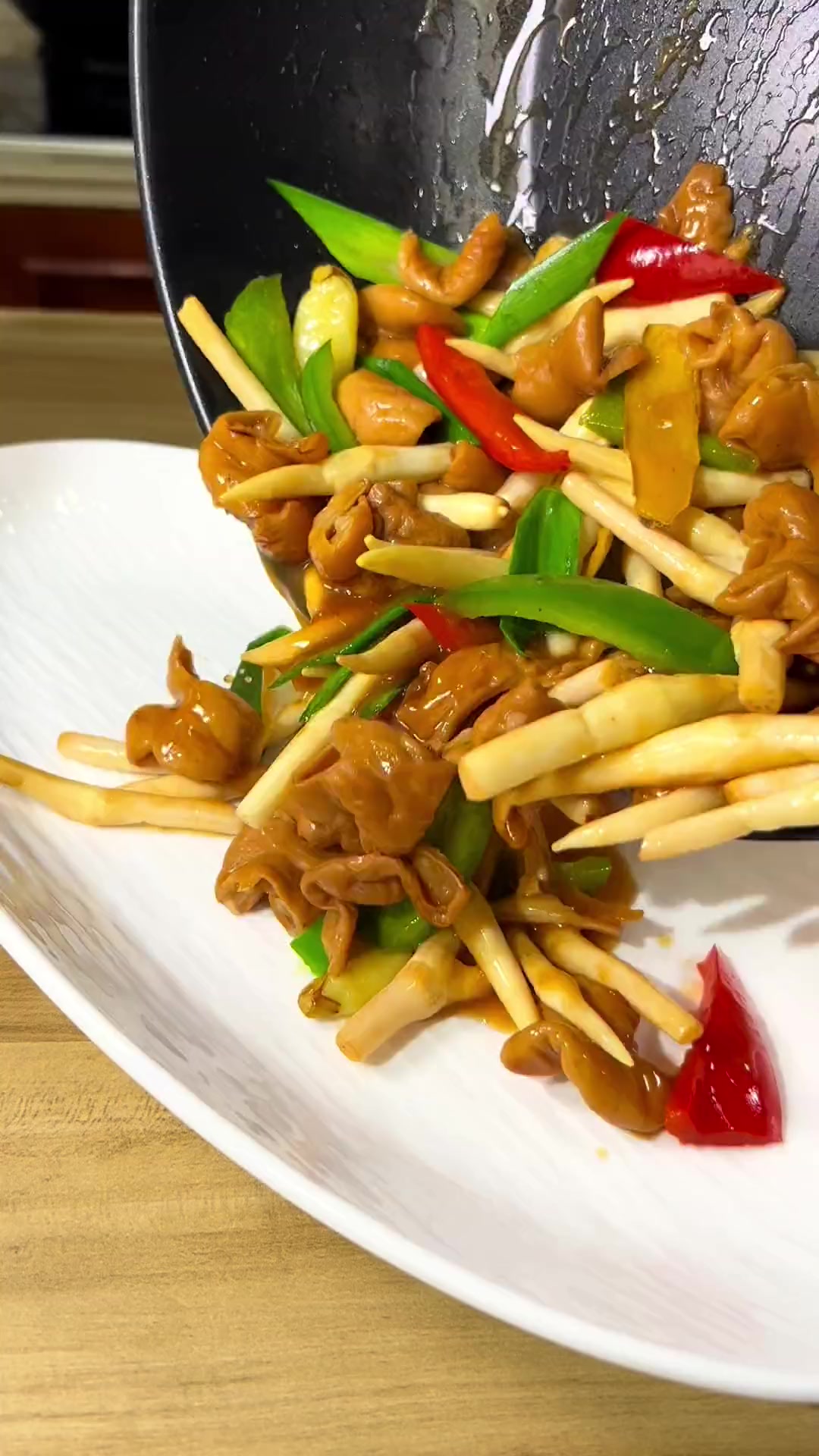 做爽脆开胃的泡藕尖炒肥肠