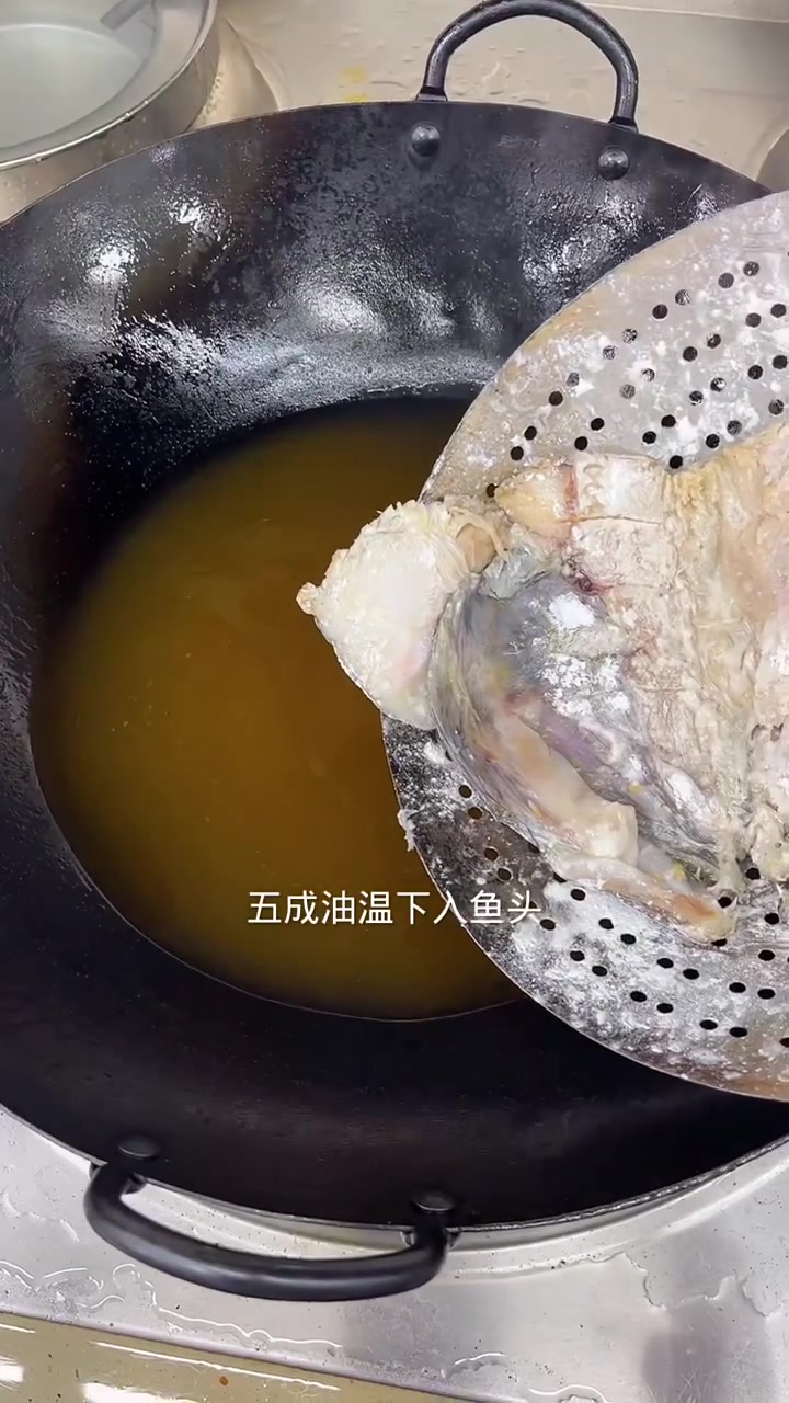 秘汁碟鱼头酱料配方:多种酱料混合,搅拌均匀即可使用!