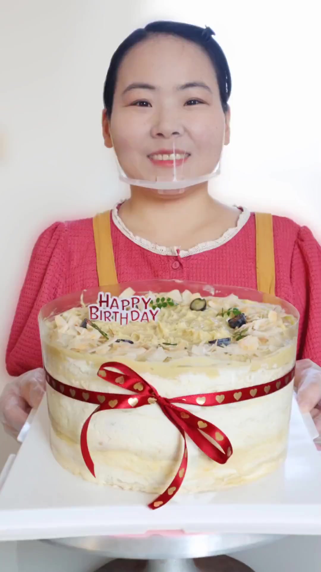 今天给同城粉丝做了一个八寸的五层榴莲肉的榴莲千层裸蛋糕