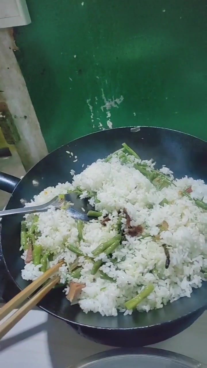 今日午餐:腊肉长豆角蒸饭,出锅喷香,你馋了吗?