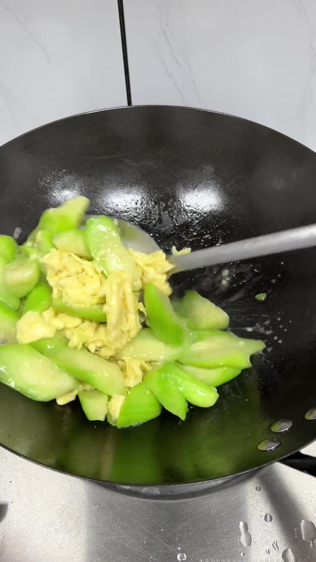 角瓜炒鸡蛋,角瓜吃起来又脆又清甜,鸡蛋又嫩又香,非常美味的一道家常菜