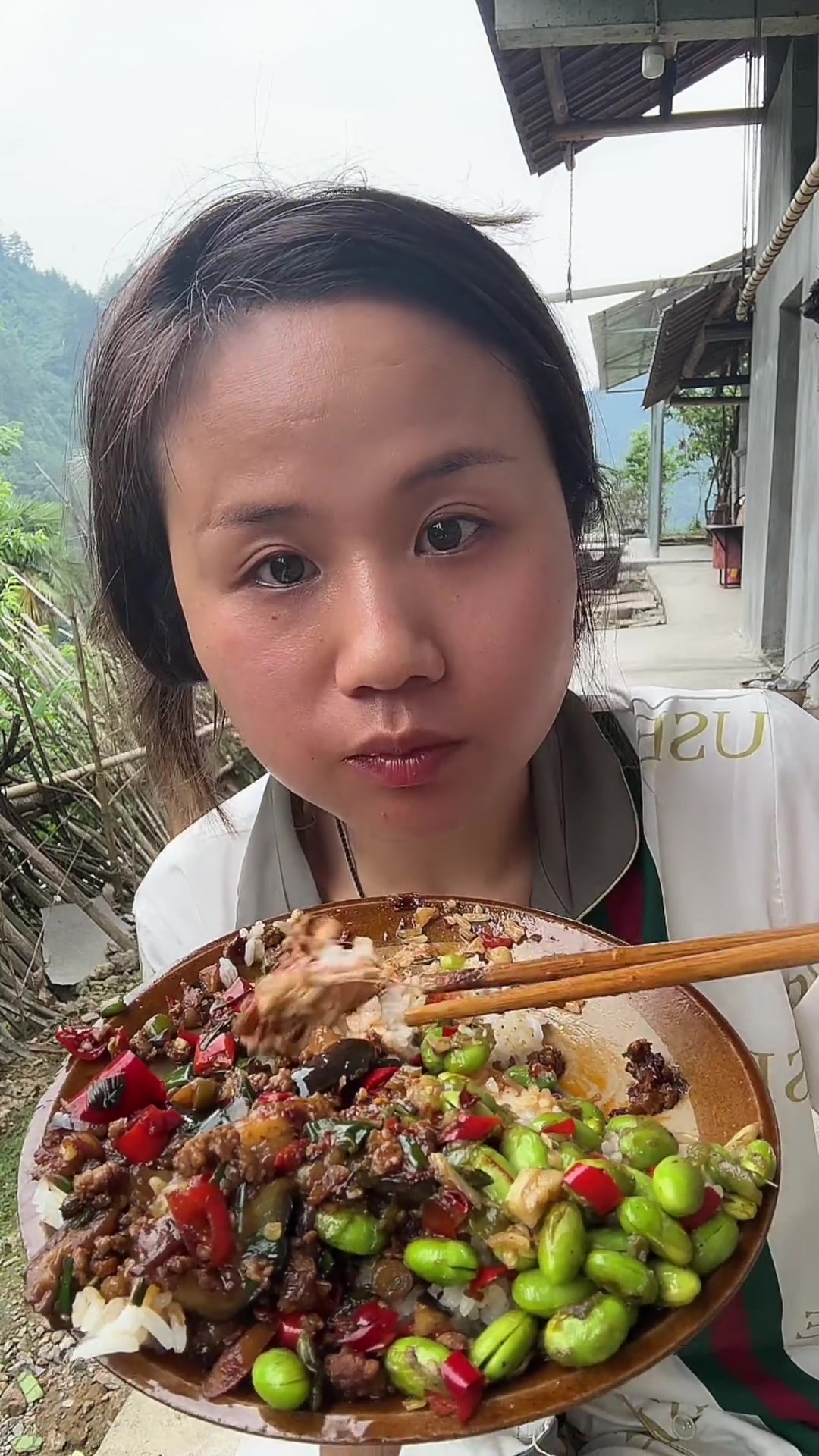 带饭开吃!黑门人分享猪老花和大鸡腿的美味午餐
