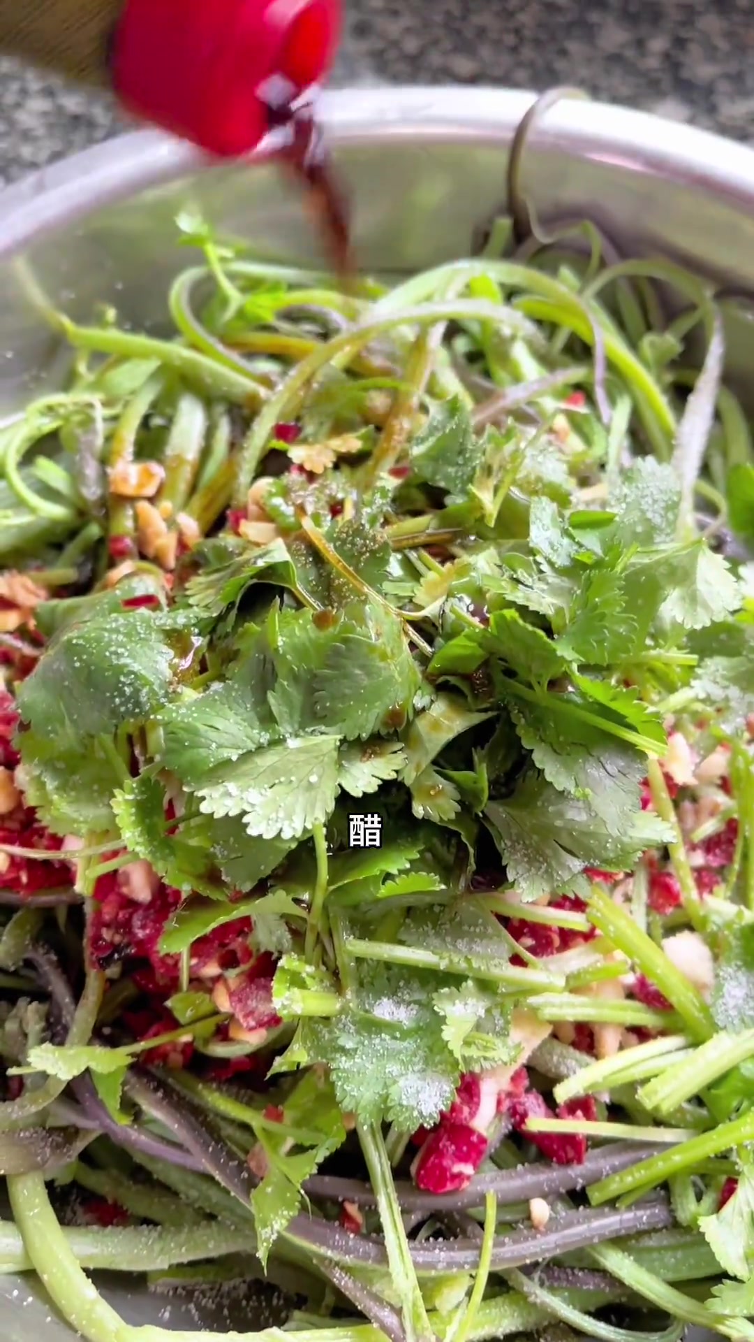 很多朋友不知道蕨菜怎么吃，今天教大家简单的蕨菜吃法，凉拌蕨菜，特别简单也特别好吃，喜欢吃蕨