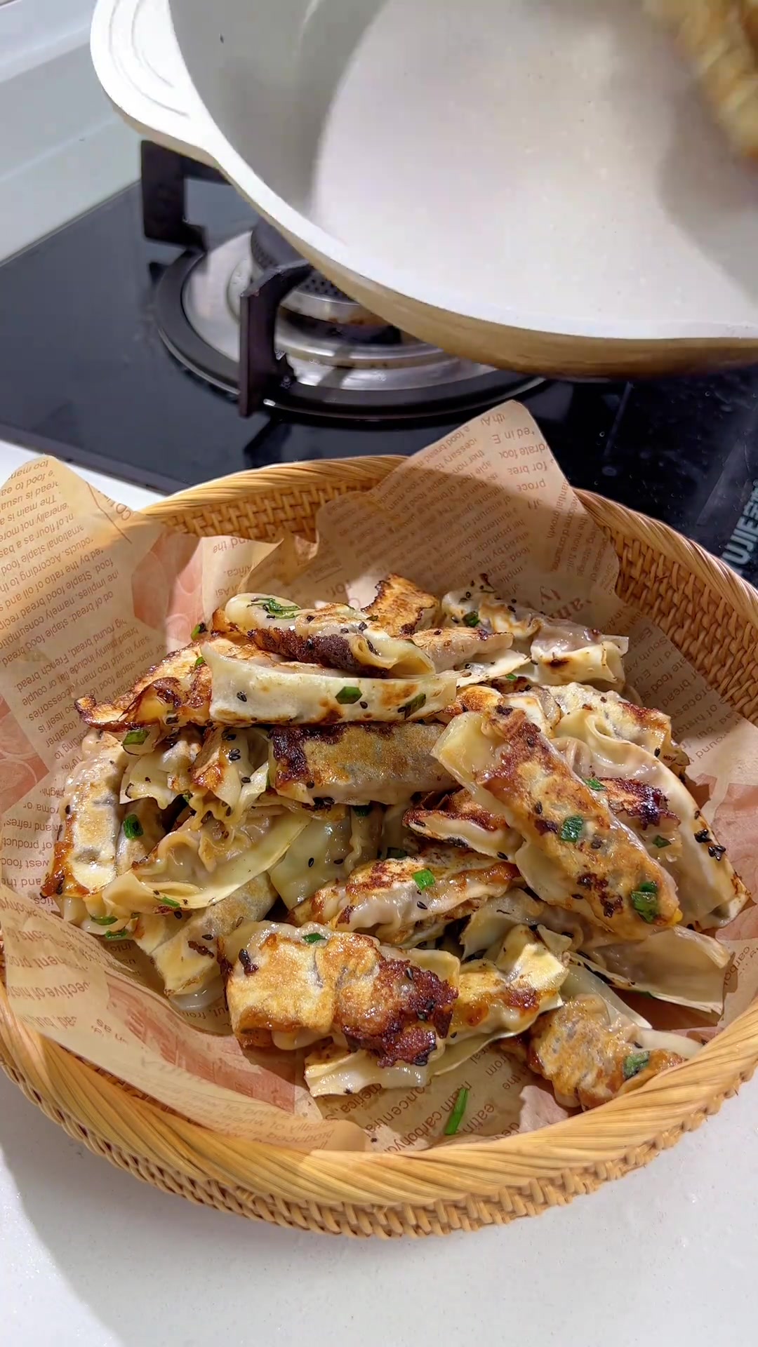 番茄牛肉鸡蛋面!牛肉锅贴,芝麻糊!