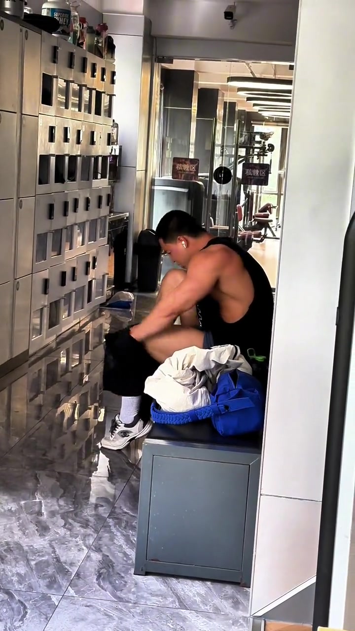 肌肉男手忙脚乱换裤子,男士健身衣服