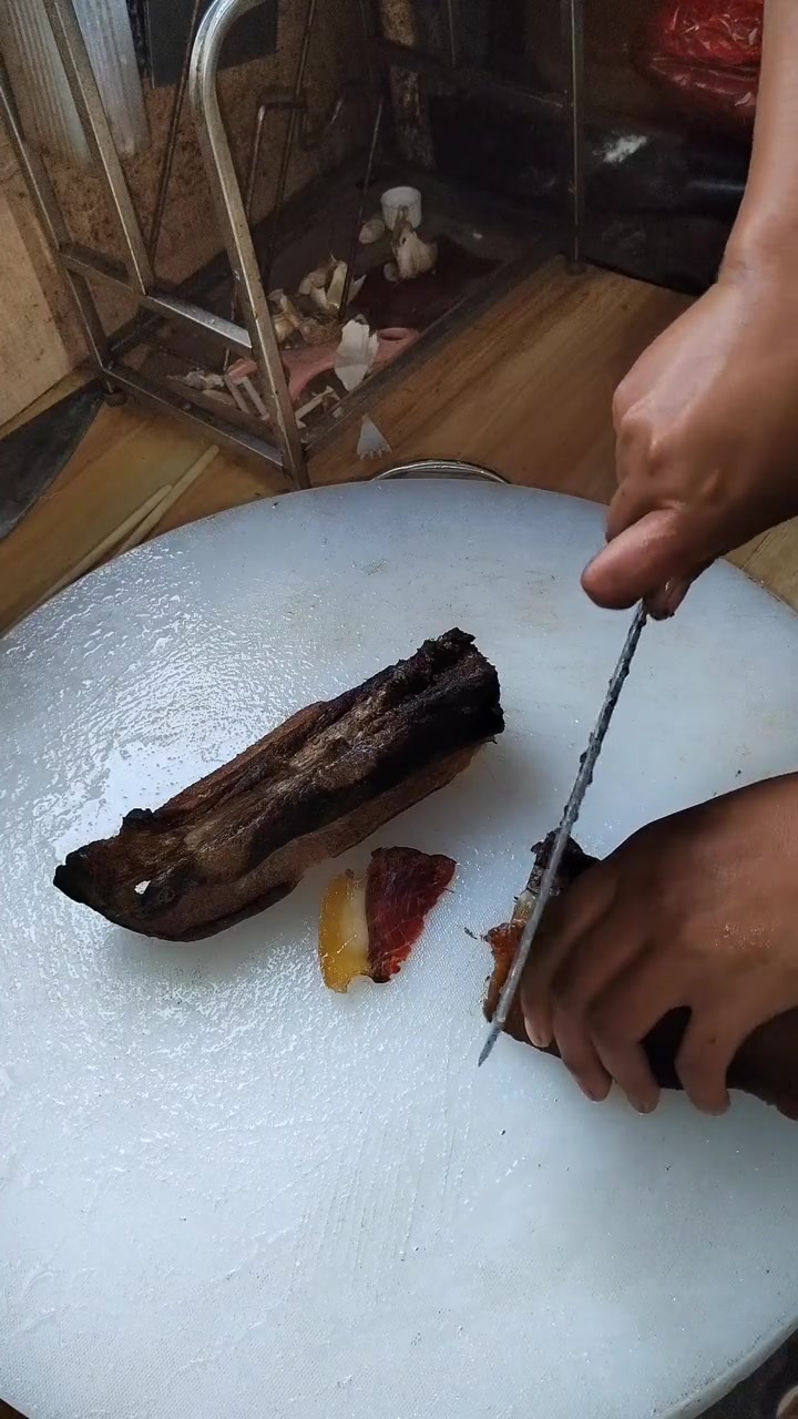 南宁回来给孩子带了草莓和虾,孩子们可开心了,忙着生火煮饭,炒菜心水煮虾炒腊肉,豆苗瘦肉汤,